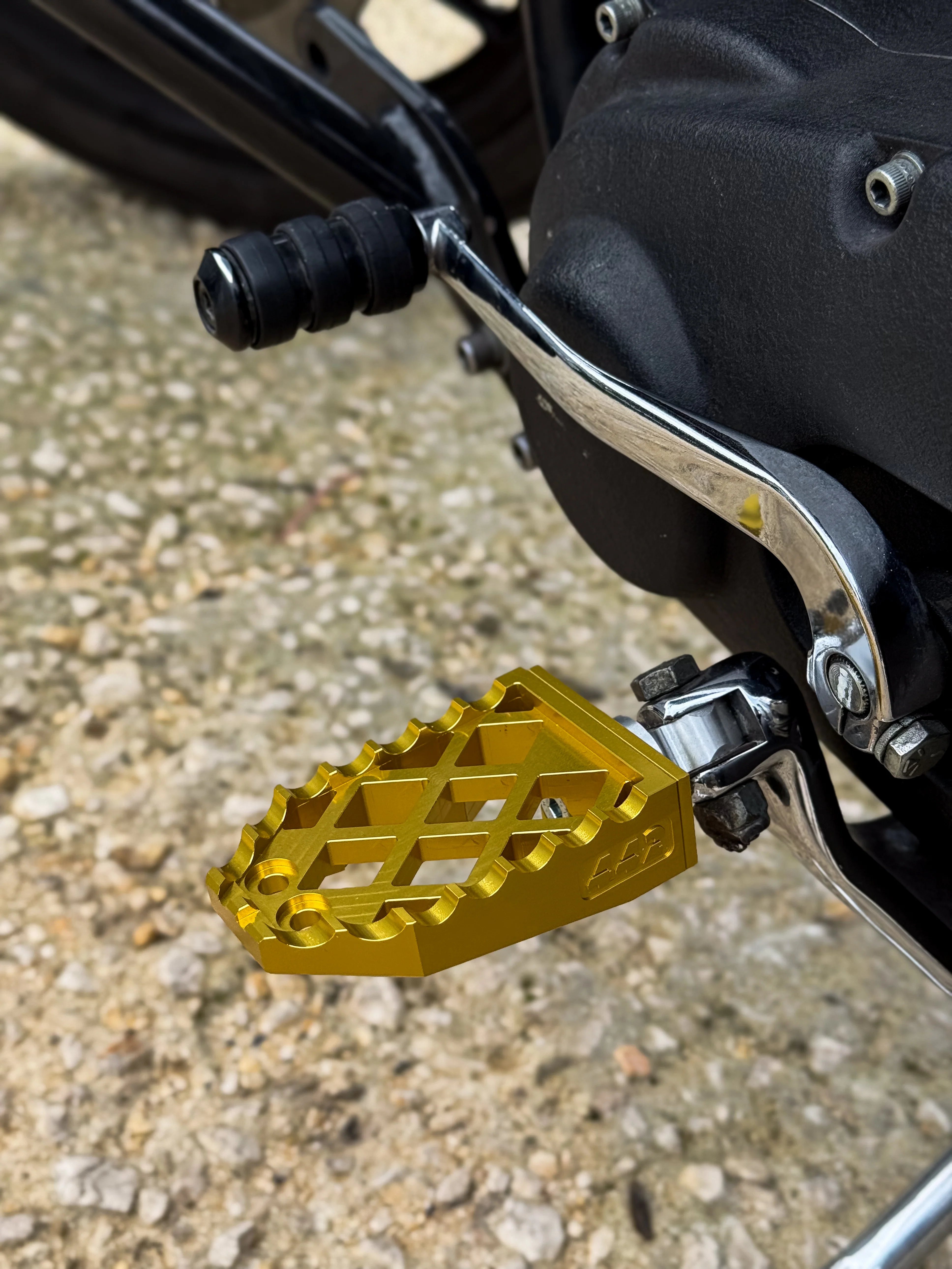 442 PARTS - Repose-pieds OR avec sliders - Toutes Harley-Davidson - Image 4